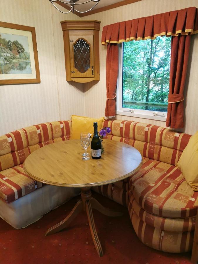 Doughery Den The Dark Hedges Hideaway Armoy Extérieur photo